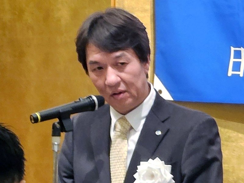 新春の集いであいさつする連合千葉の永富会長＝７日、千葉市中央区
