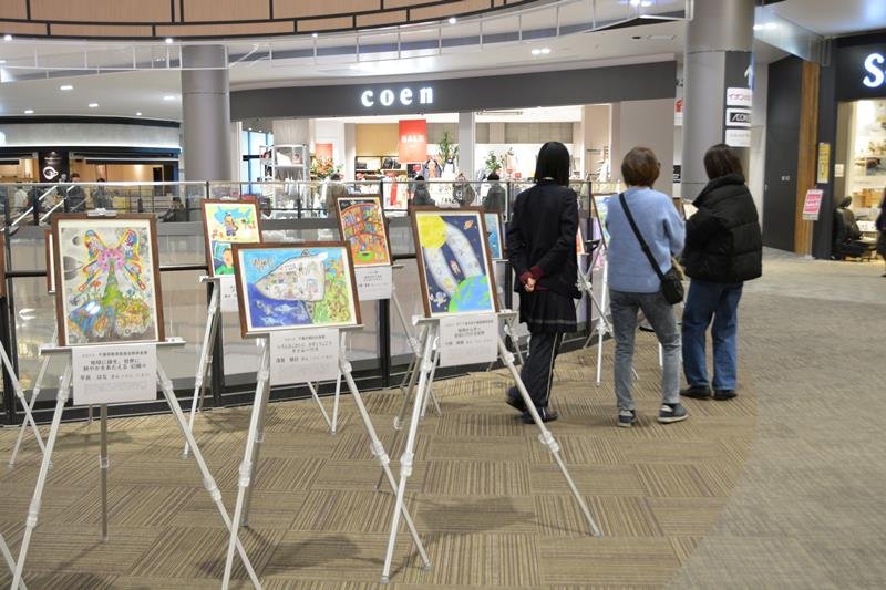 作品を鑑賞する買い物客ら＝９日、イオンモール幕張新都心
