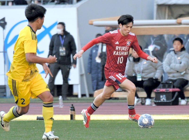 前半、競り合う流通経大柏・安藤（右）