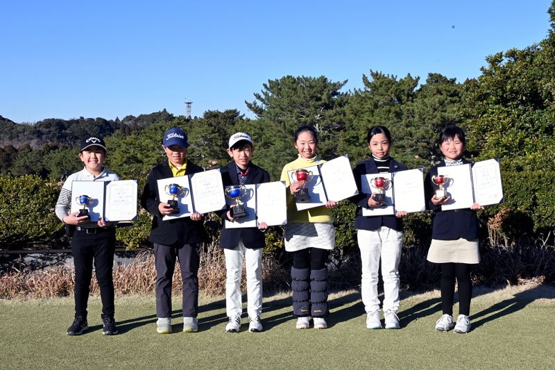上位入賞を果たした６人＝１２日、一の宮カントリー倶楽部