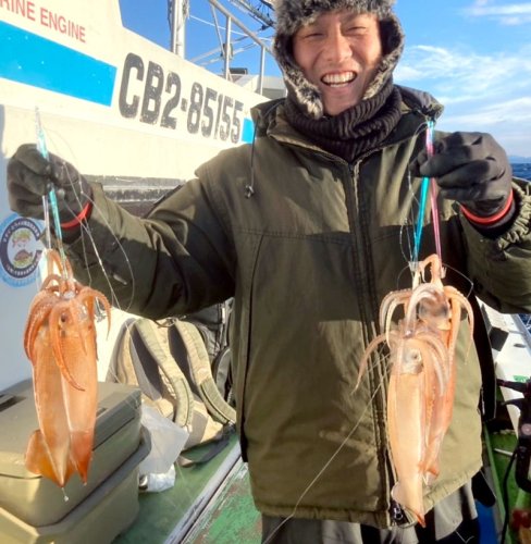 平砂浦沖で釣り上げたイカ（写真は「萬栄丸」提供）