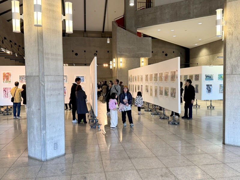 大勢の家族連れでにぎわう「第７０回記念こども県展」＝千葉市中央区
