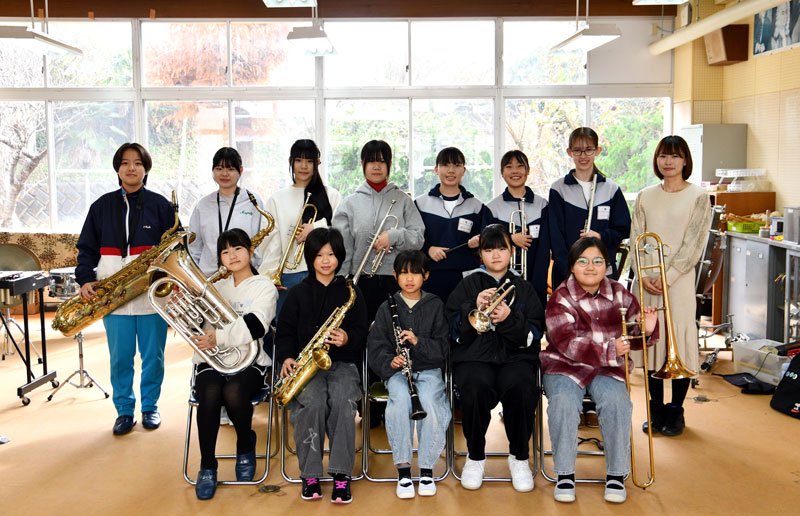 東庄町で設立された吹奏楽団「アルソーレウィンドオーケストラ」で活動する子どもたち＝同町