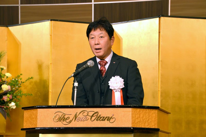 あいさつする篠崎会長＝千葉市美浜区