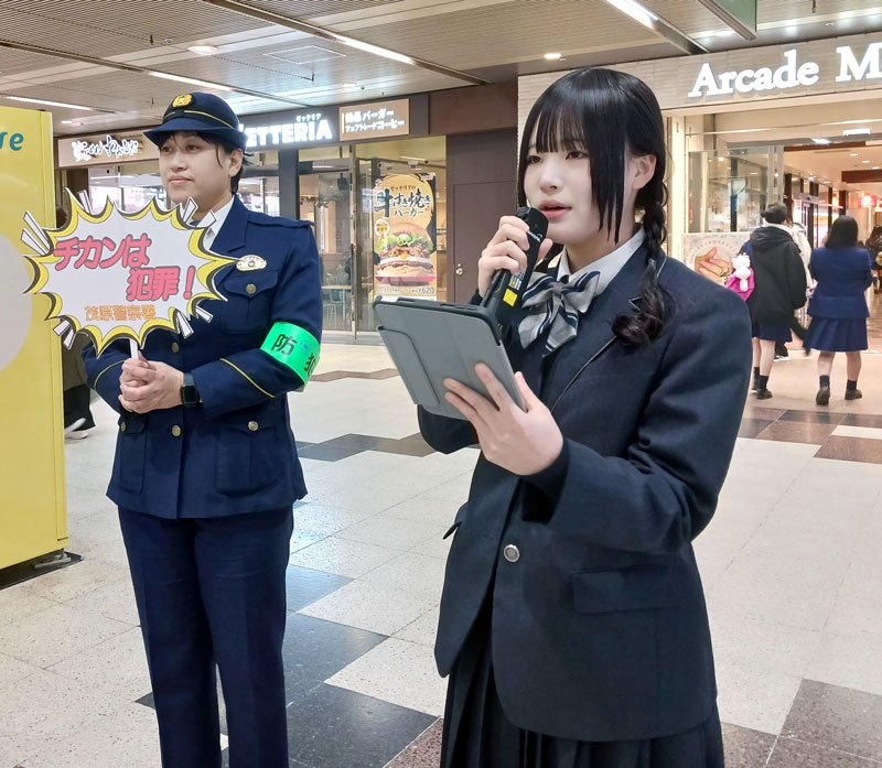 ＪＲ茂原駅の改札前で痴漢撲滅への協力を呼びかける高校生ら＝１５日、茂原市