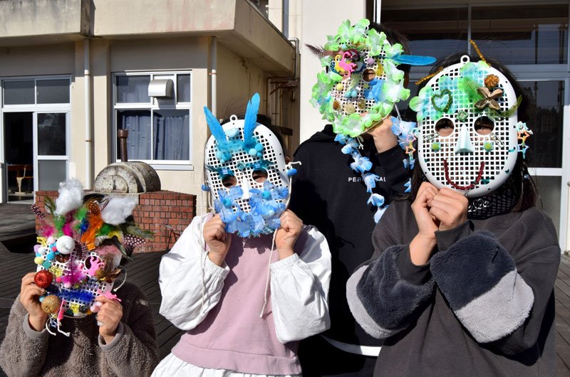 完成したカラフルな鬼のお面を披露する子どもたち＝１７日、市原市の旧里見小