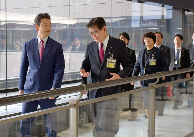 台湾出張に向けて成田空港の出発エリアを歩く熊谷知事（左）＝１９日、成田市