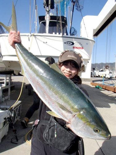保田沖で釣り上げた８・３キロのブリ（写真は「村井丸」提供）
