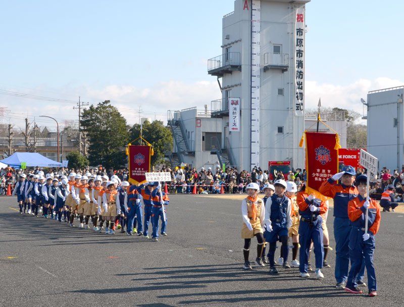 行進する少年消防クラブ＝市原市総合防災センター