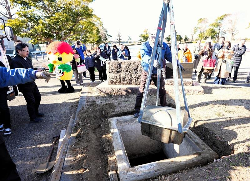 ２５年ぶりに取り出されたタイムカプセル＝２５日、旭市の旭文化の杜公園ふれあい広場

