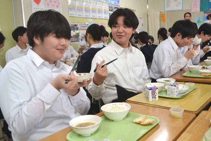 城下町の献立給食で　佐倉特産みそや野菜に舌鼓