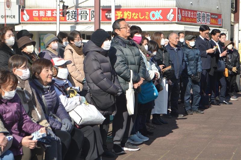 候補者の演説に耳を傾ける有権者ら＝２７日、四街道市
