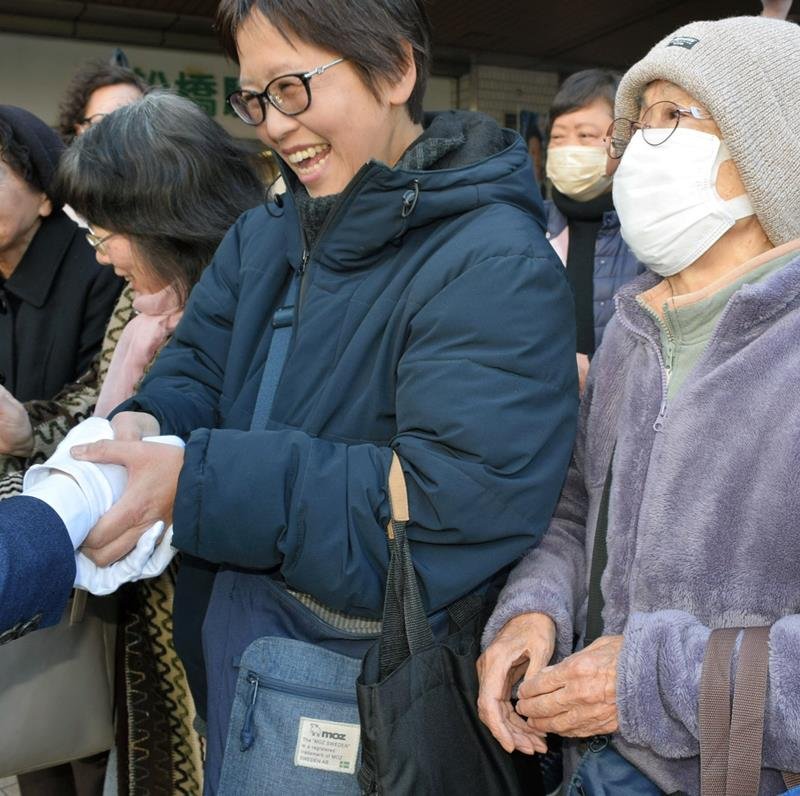候補者と握手する支持者ら＝２７日、船橋市

