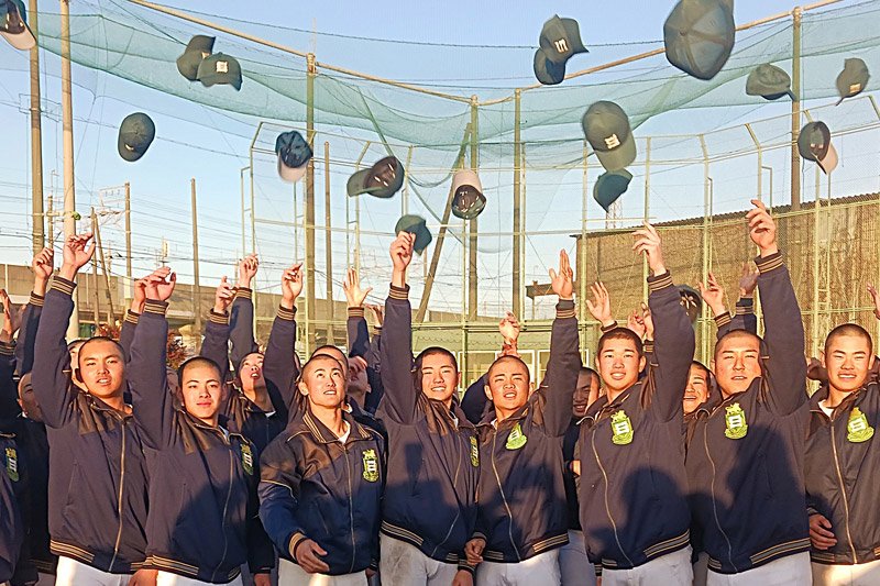 選抜高校野球大会出場を決め、帽子を空に飛ばして喜ぶ専大松戸ナイン＝３０日、松戸市の専大松戸高野球場