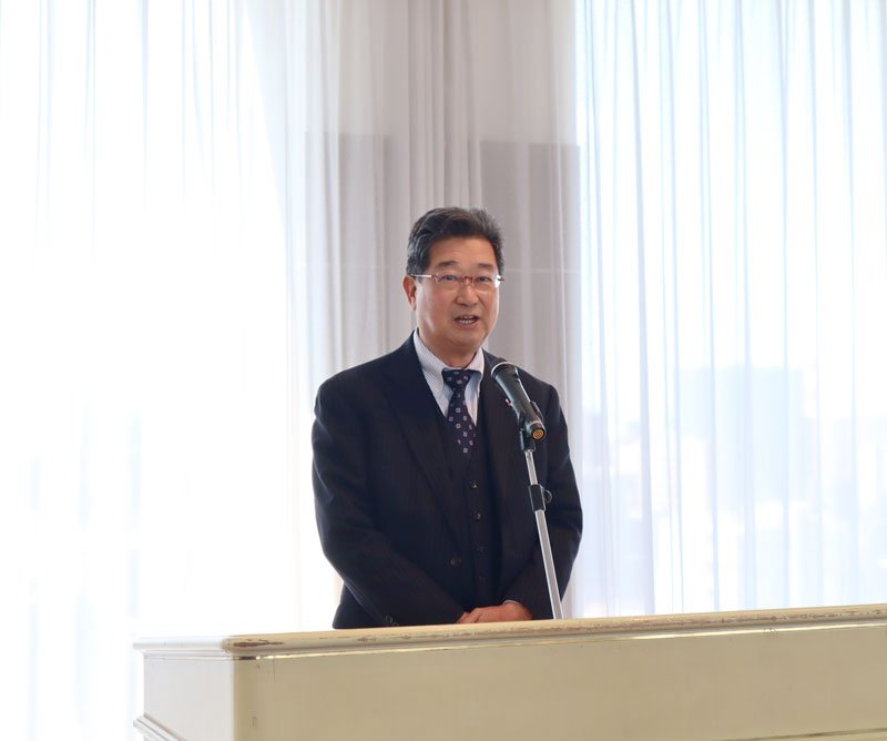 新年懇談会であいさつする県漁連の坂本会長＝３０日、千葉市中央区