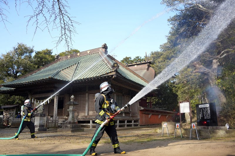 海上八幡宮の境内で放水する消防隊＝２６日、銚子市