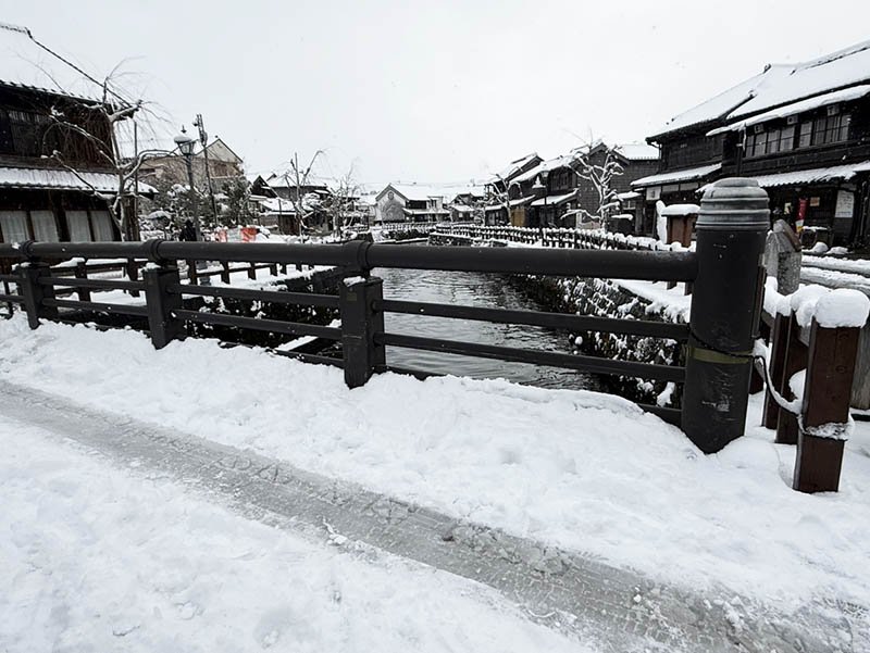 雪景色となった香取市の佐原の町並み＝８日午前１１時２０分ごろ、同市