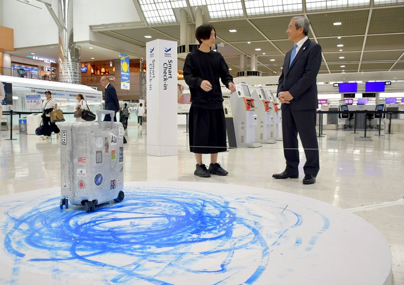 若手アーティストの作品が展示された成田空港の出発エリア＝昨年１０月、成田市
