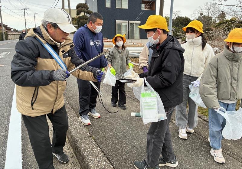 参加市民と一緒にごみ拾いをする児童ら＝いすみ市
