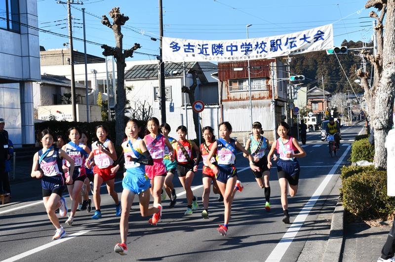 多古近隣中学校駅伝大会で、一斉にスタートする各校の選手たち＝多古町
