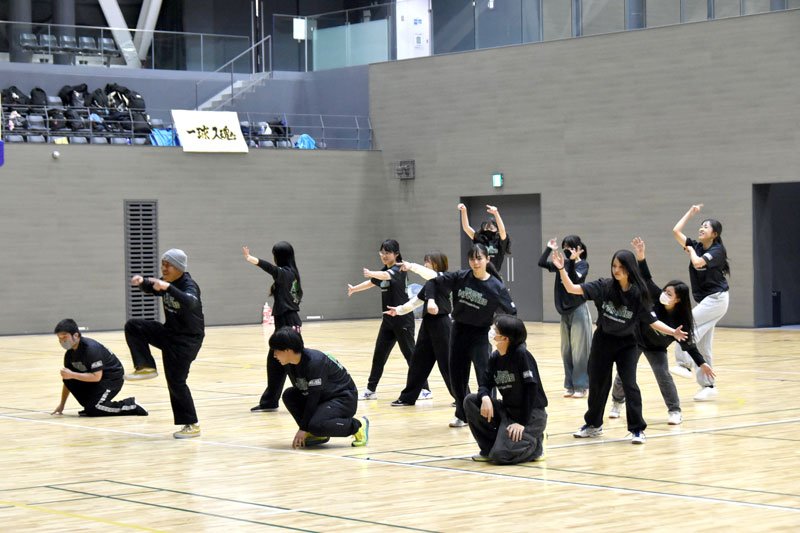 昨秋から練習したヒップホップのダンスを披露する生徒ら＝千葉市中央区
