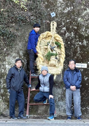 地区の境につり下げられた大わらじ＝１日、富津市