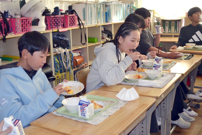 「クララ・ホイットニー給食」を楽しむ児童＝佐倉市立井野小
