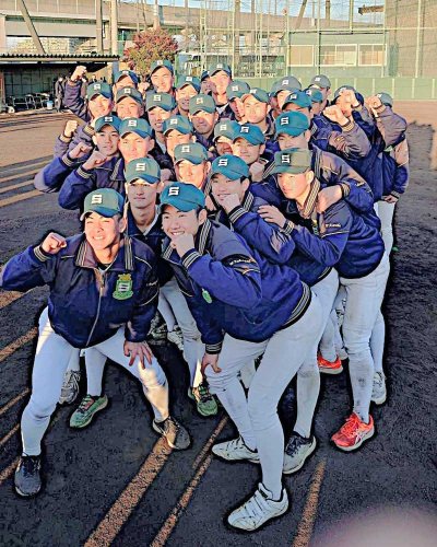 選抜高校野球大会出場を決め、ガッツポーズする専大松戸ナイン＝１月３０日、松戸市内
