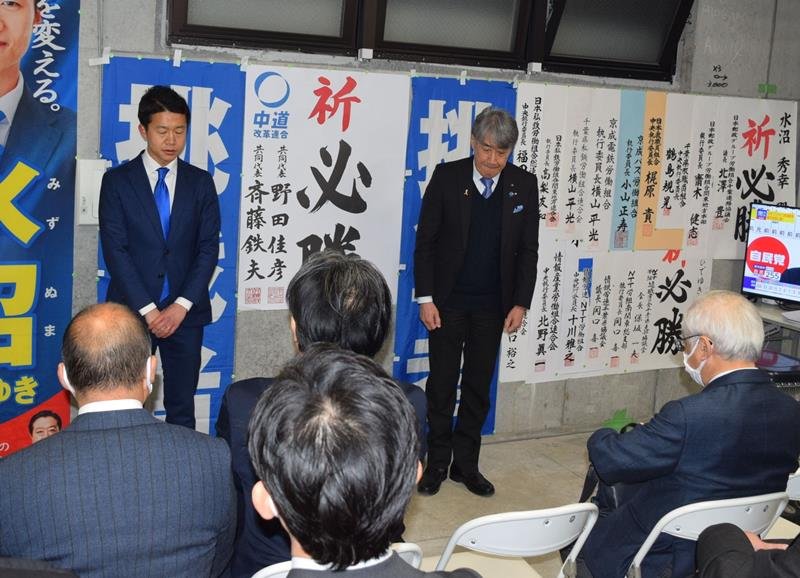小選挙区で再選できず敗戦の弁を述べる水沼氏（左）。右は野田剛彦県議＝８日、船橋市
