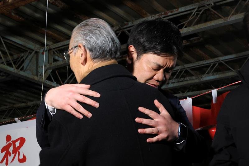 初当選を果たし、後援会長と固い抱擁を交わす自民党の田宮氏（右）＝８日、佐倉市
