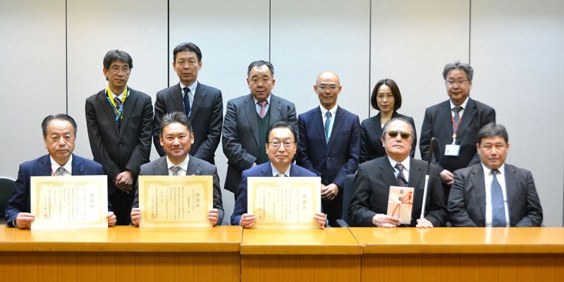 目録を手にする今野会長（前列右から２人目）と、赤田社長（同中央）ら＝県庁