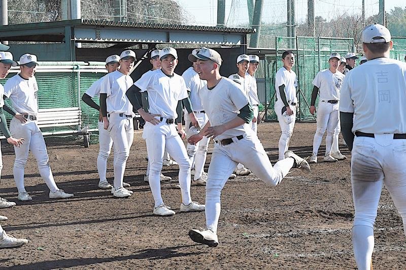 得点力向上へ走塁を強化する専大松戸の選手たち＝３日、松戸市内
