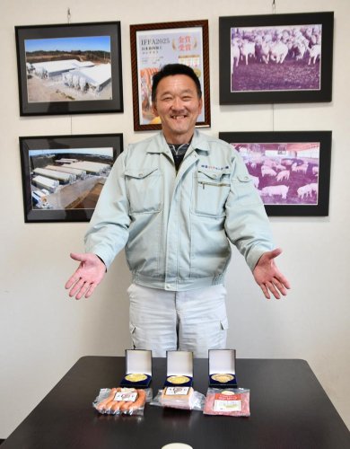「ＩＦＦＡ日本食肉加工コンテスト」にソーセージやベーコンを初出品し金賞を受賞した田谷ミートセンターの田谷雄一社長＝東庄町