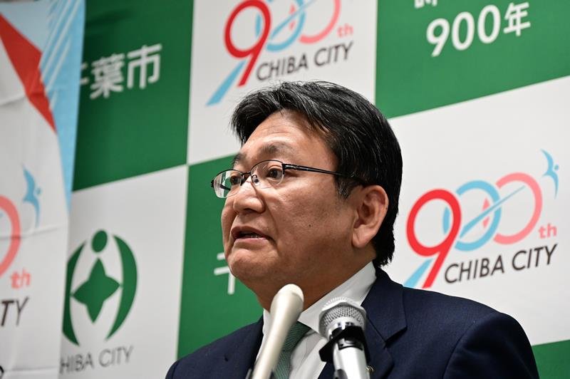 予算案について説明する神谷市長。千葉開府９００年の記念事業も予算案の柱の一つになった＝１３日、千葉市役所
