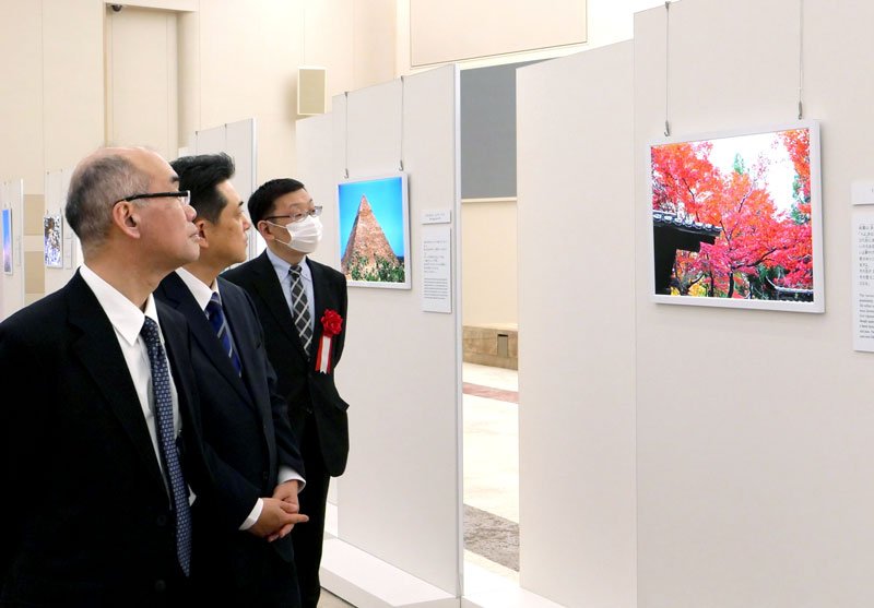 展示される故池田名誉会長の作品＝１３日、千葉市稲毛区
