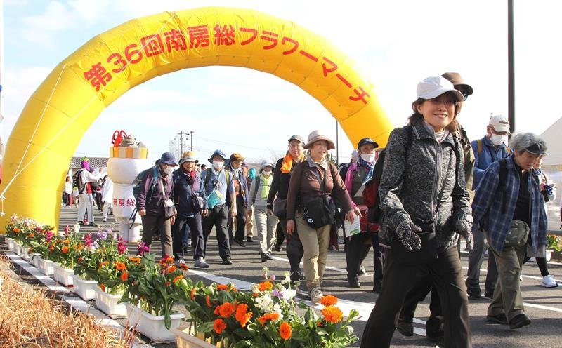 南房総フラワーマーチで会場からスタートする参加者ら＝１４日、南房総市
