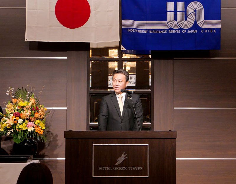 創立７０周年記念式典であいさつする東会長＝千葉市美浜区
