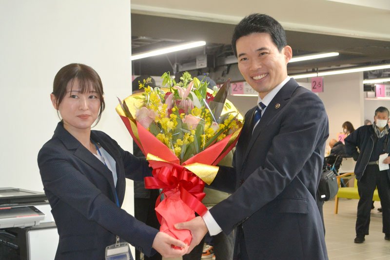 ２期目のスタートを切り、花束を受け取る鈴木市長（右）＝１７日、四街道市役所
