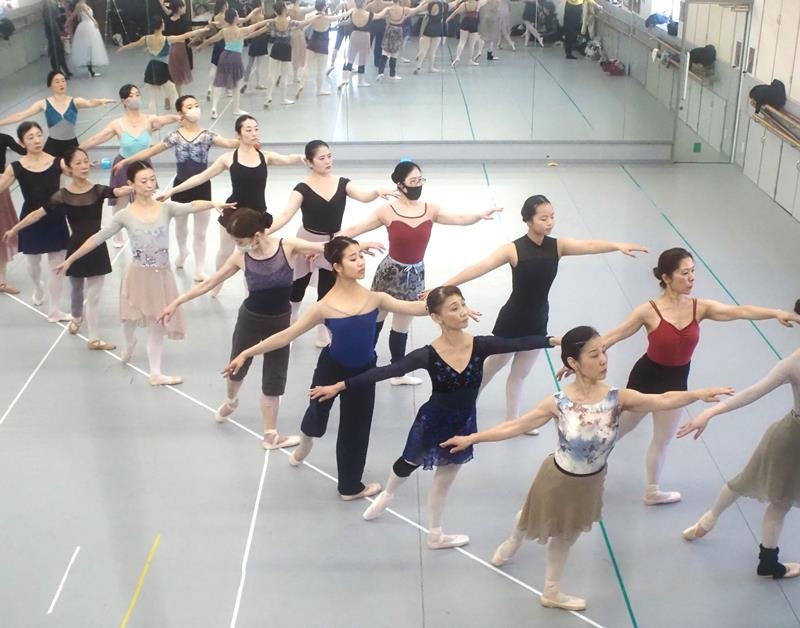 「シニアアートプロジェクト」として、練習に励むシニア世代を含めた出演者＝君津市
