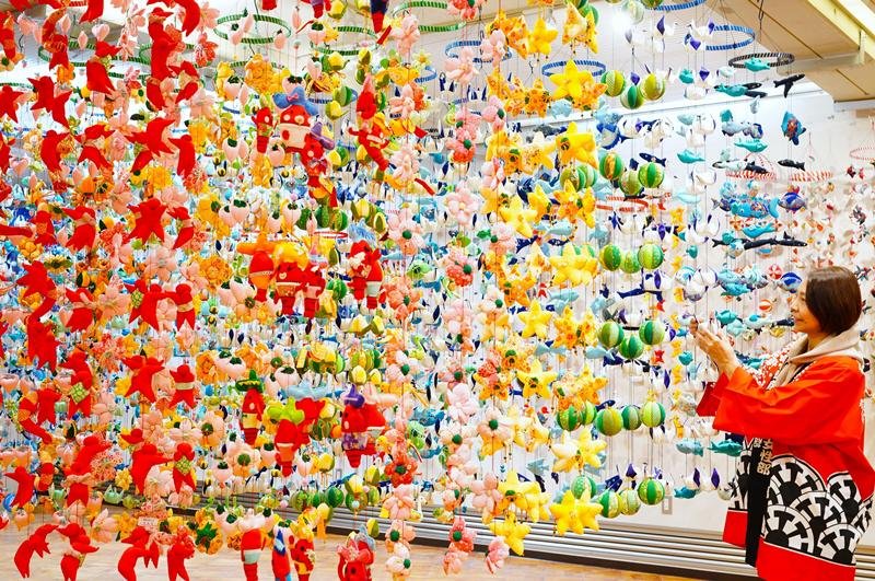 御宿町で春恒例のイベント「おんじゅく　まちかど　つるし雛（びな）めぐり」が２１日、開幕する。プレオープンしているメイン会場の月の沙漠記念館では虹をイメージした展示などが来場者を迎えている