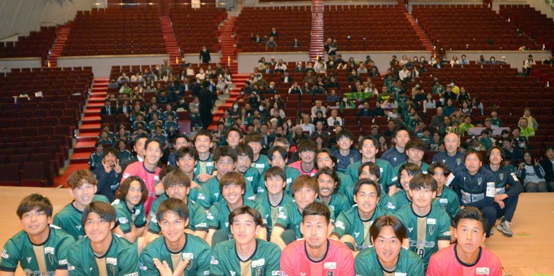 客席のサポーターらと写真撮影するＶＯＮＤＳの選手、スタッフ＝２２日、市原市市民会館