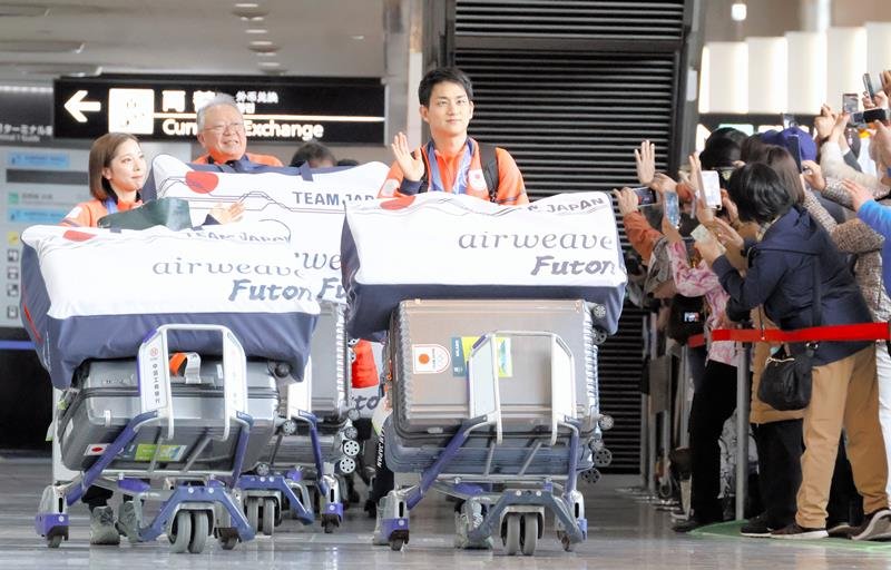 「感動をありがとう」　成田空港、ファン４００人出迎え　５３人に感謝、ねぎらい　ミラノ五輪選手団帰国
