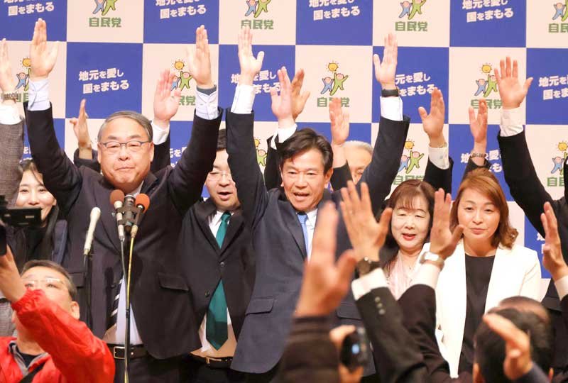 当選確実となり、支援者らと万歳をする自民党の小池氏（中央）＝８日、成田市