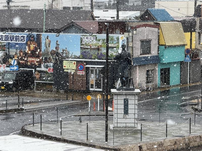 雪が舞う香取市のＪＲ佐原駅前＝７日午前１１時５０分ごろ、同市