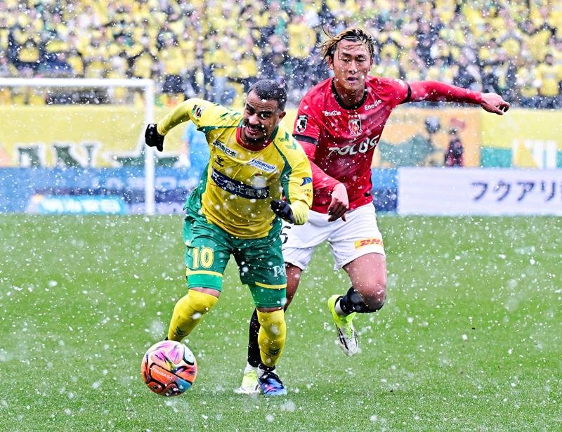 ７日の千葉県内は広範囲で雪が降った。サッカーＪリーグの特別大会で、Ｊ１復帰のジェフユナイテッド市原・千葉が迎えた開幕戦も雪の中での熱戦に。左は攻め込むジェフのカルリーニョスジュニオ＝千葉市中央区のフクダ電子アリーナ