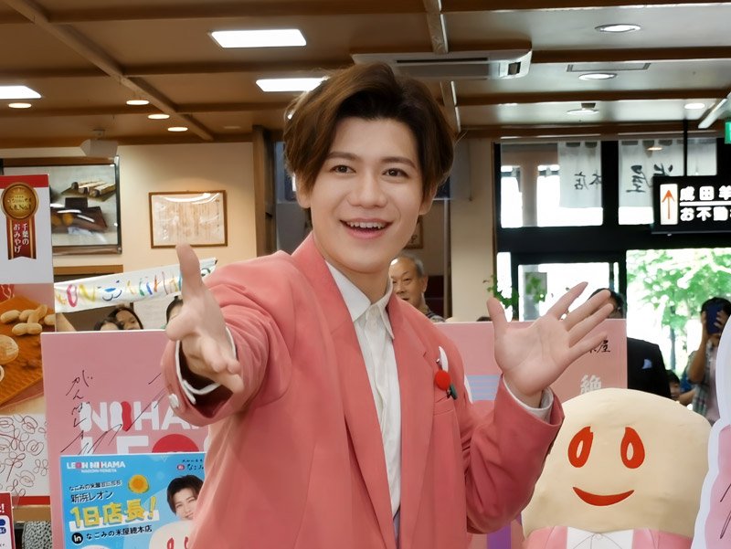 米屋の宣伝部長に就任し、なごみるくのＣＭに出演する新浜さん。昨年８月には成田山参道の店舗「なごみの米屋」で一日店長を務めた＝成田市