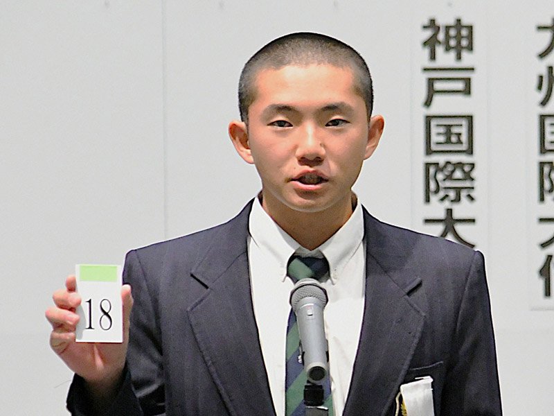 組み合わせ抽選会で「１８」番のくじを引いた専大松戸の高貝規仁主将＝６日、大阪市内