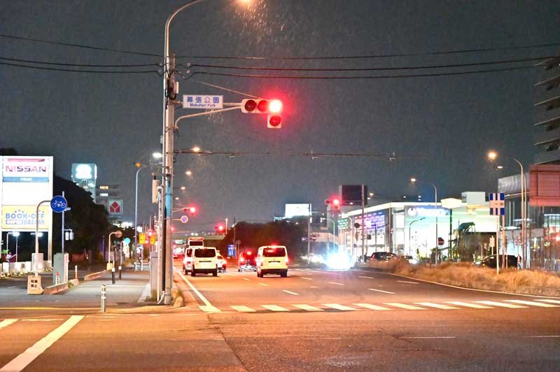 事故があった現場＝２７日午後９時５０分ごろ、千葉市花見川区