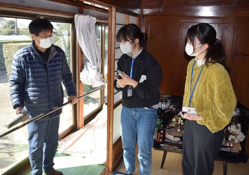 村民の話を熱心に聞く成城大の学生＝長生村


