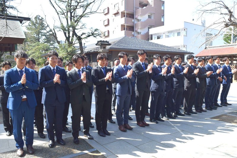 ２０２６年シーズンの開幕を前に、必勝祈願をする千葉スカイセイラーズの選手たち＝船橋市